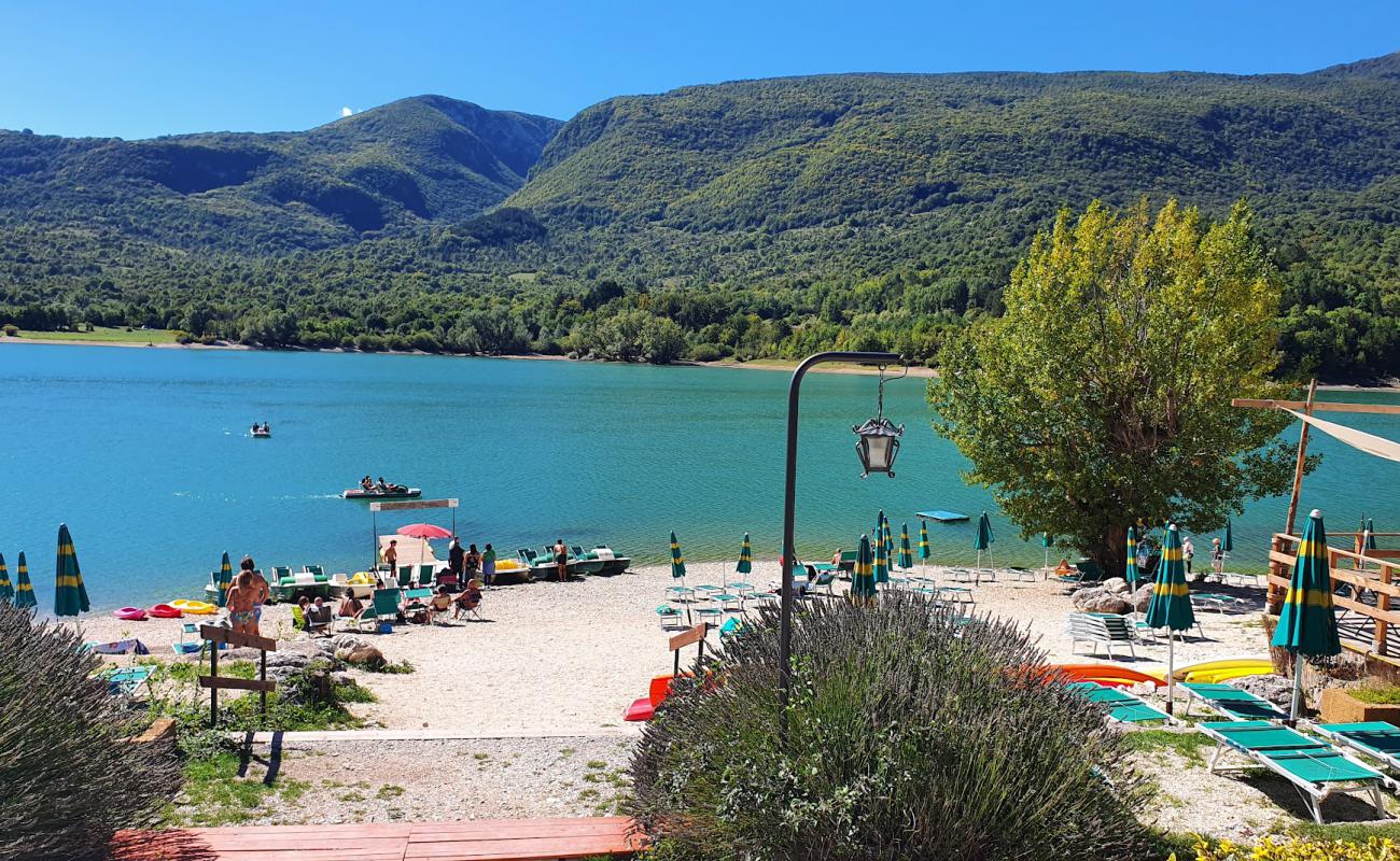 Foto de Spiaggia La Gravara - Lago di Barrea con piedra superficie