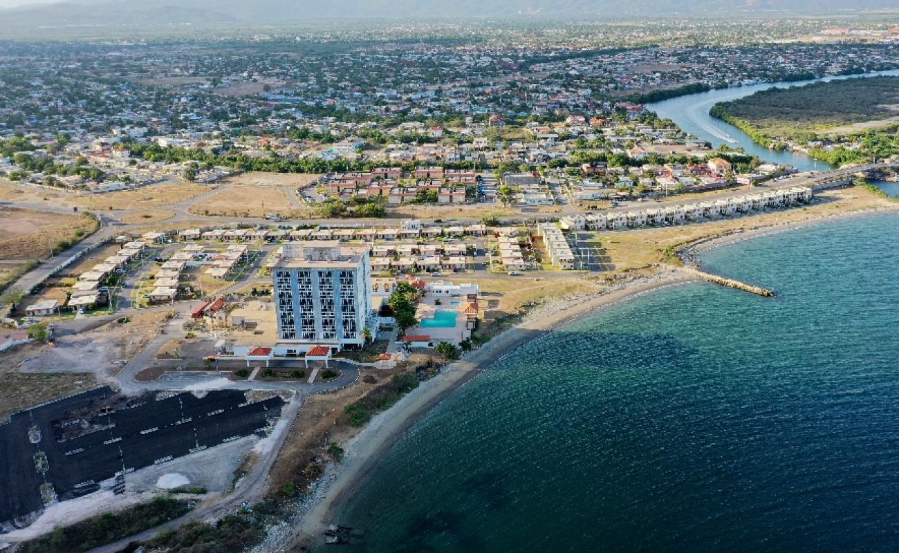 Foto de Bayside Beach con arena brillante y rocas superficie