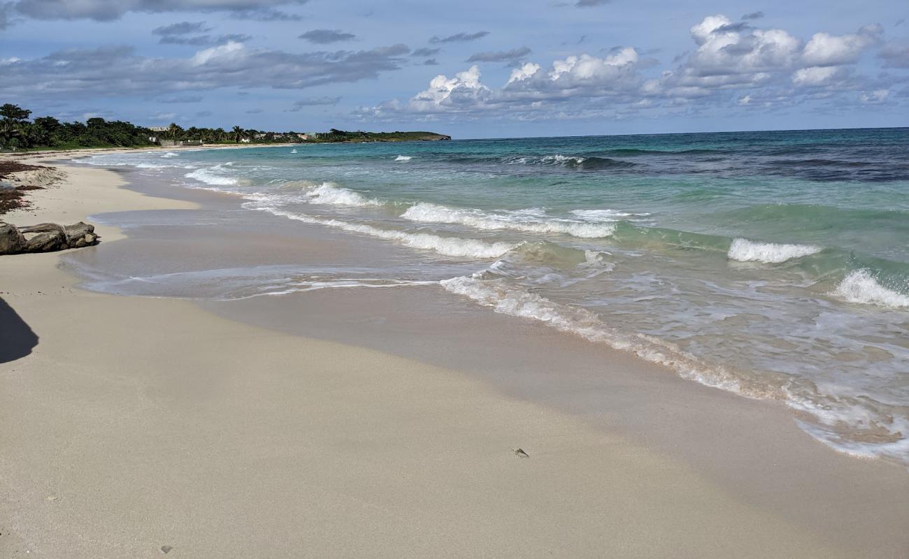 Foto de Long Bay Beach con brillante arena fina superficie