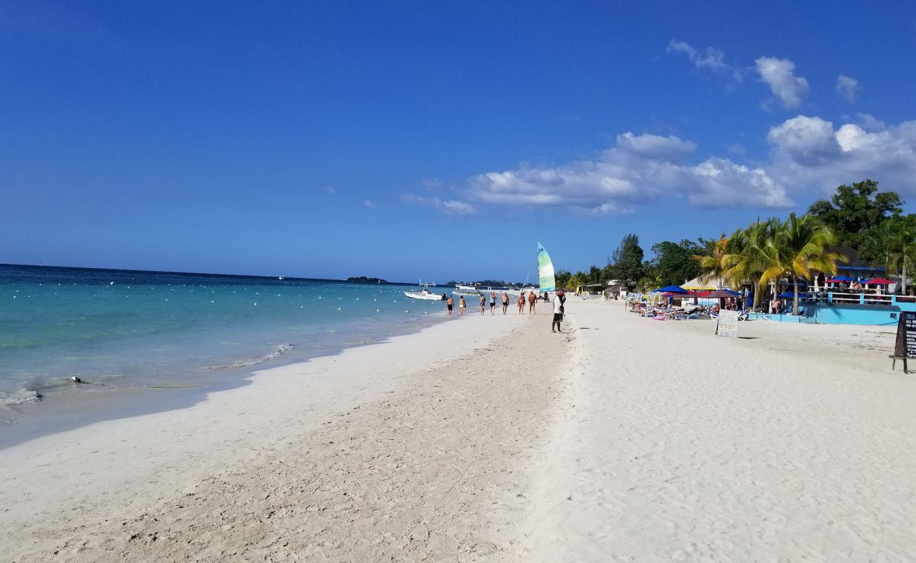 Foto de Norman Manley Beach con brillante arena fina superficie