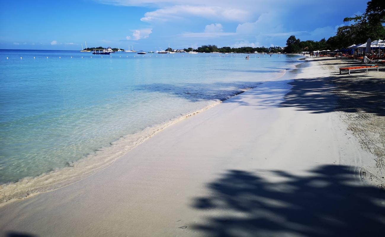 Foto de Playa Azul con arena fina blanca superficie