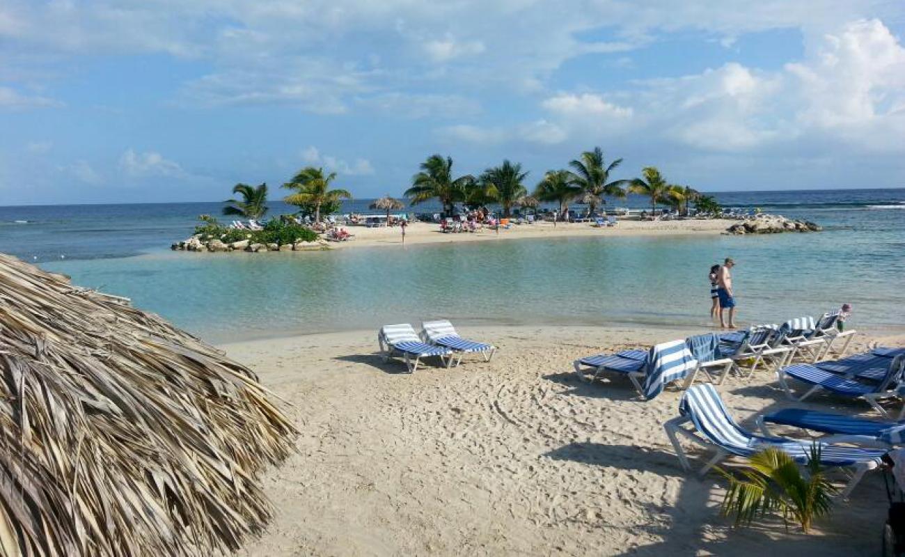 Foto de Playa del Holiday Inn Montego Bay con arena brillante superficie