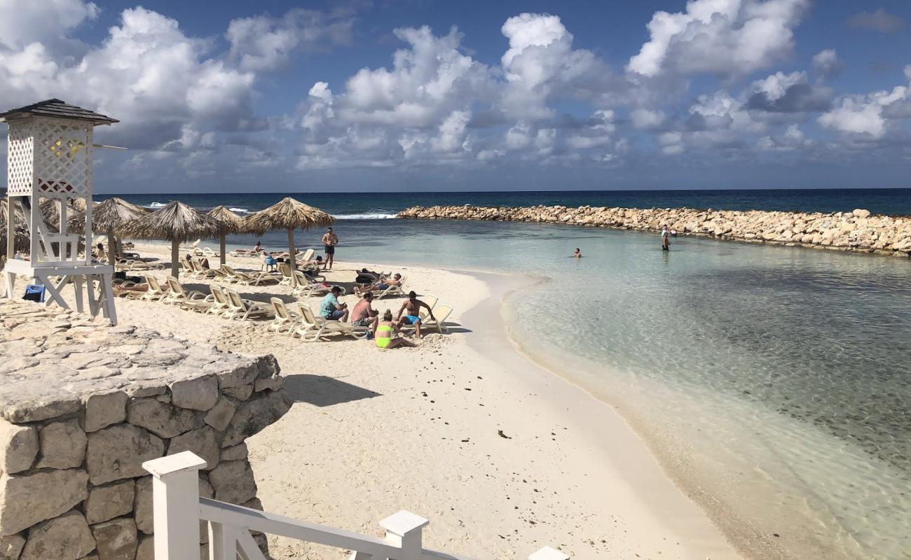 Foto de Playa de Bahía Príncipe Runaway Bay con arena brillante superficie