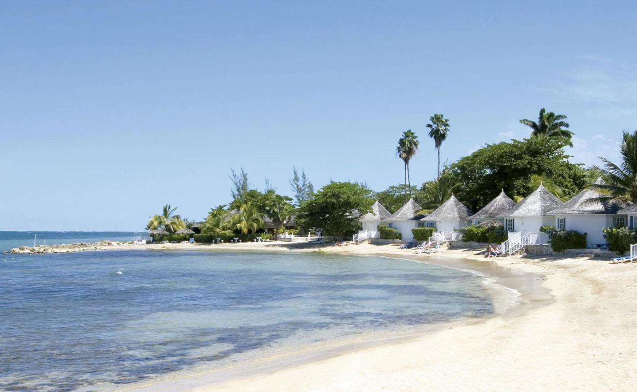 Foto de Playa Decameron con arena brillante superficie