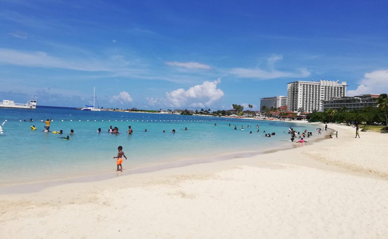 Foto de Playa de la Bahía de Ocho Ríos con brillante arena fina superficie