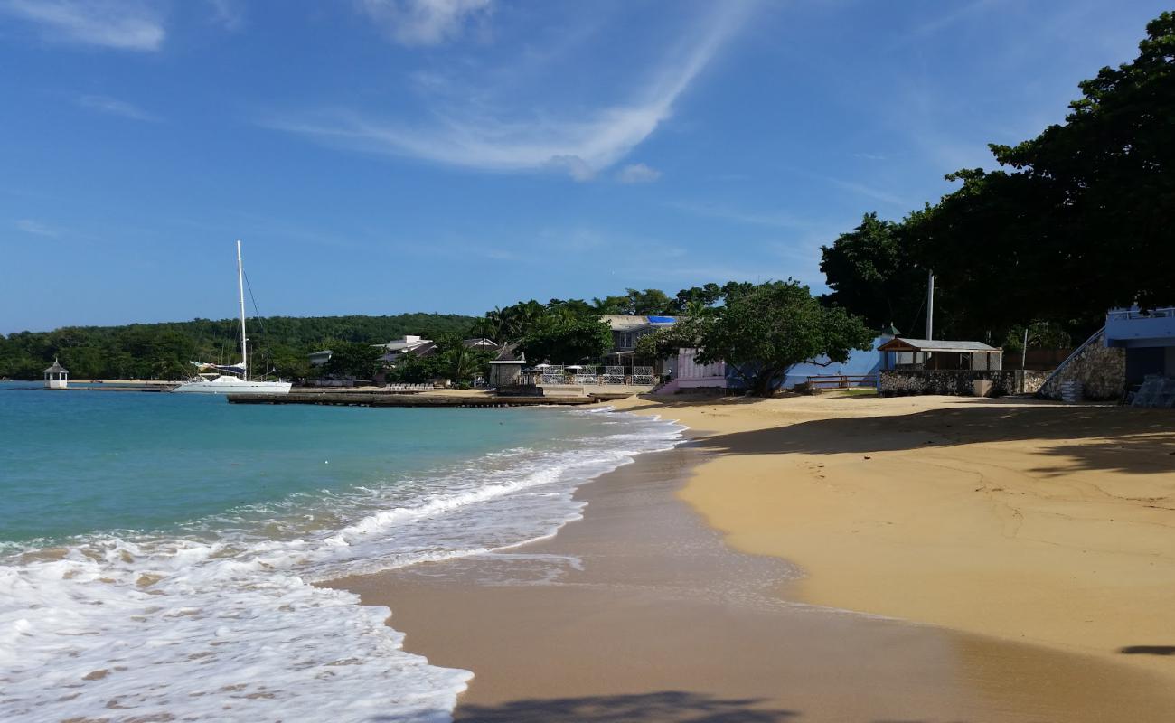 Foto de Shaw Park Beach con brillante arena fina superficie