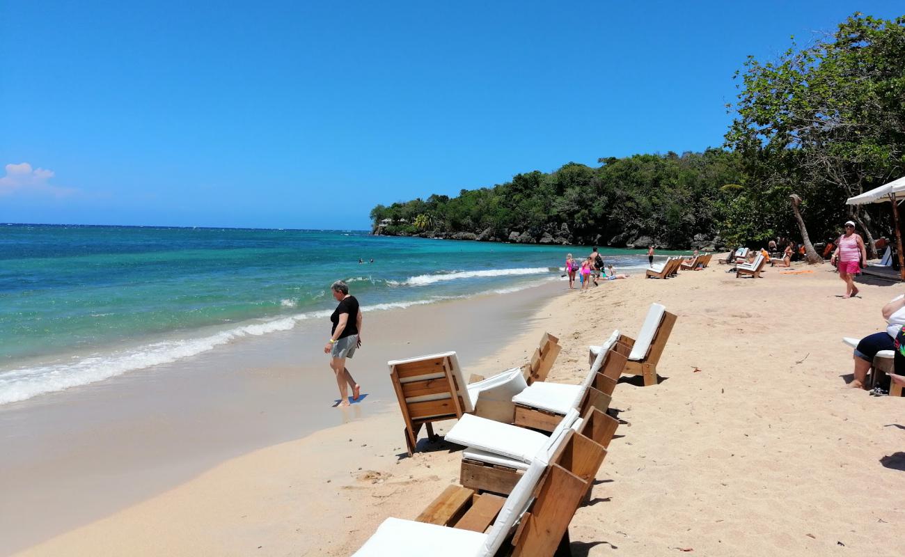 Foto de Playa de Reggae con brillante arena fina superficie