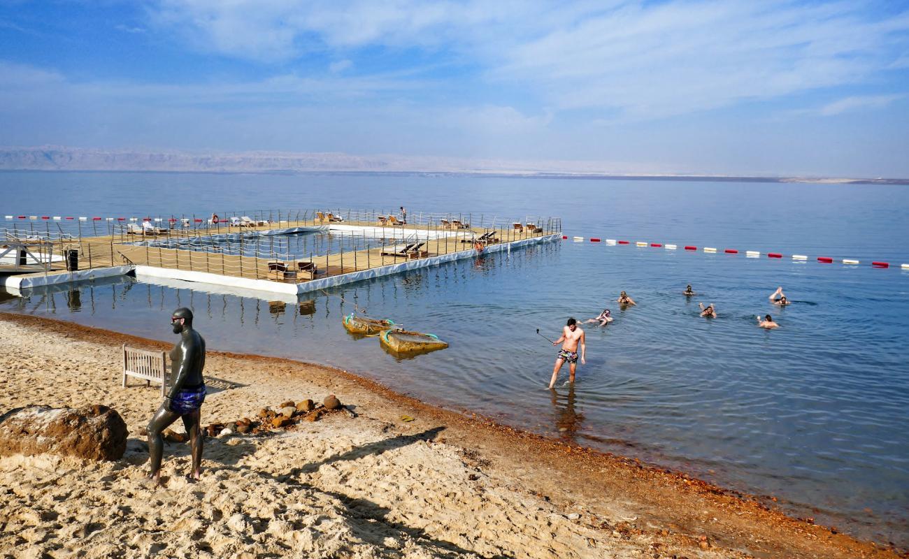 Foto de Hilton Dead Sea Beach con arena brillante superficie