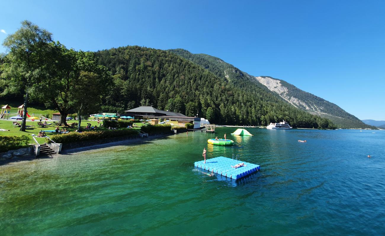 Foto de Playa de Pertisau con guijarro gris superficie