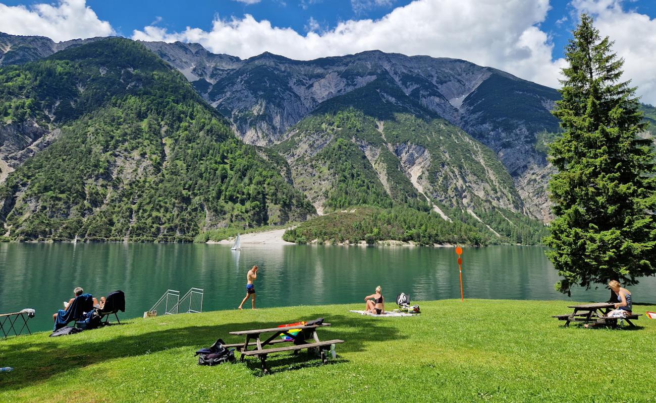 Foto de Achensee Camping con hierba superficie