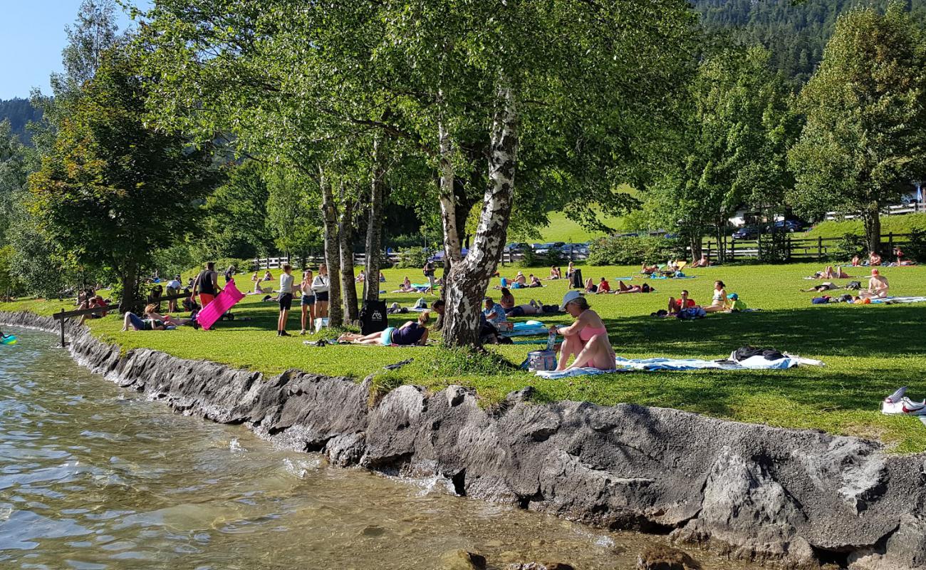 Foto de Strandbad Hintersteinersee con hierba superficie