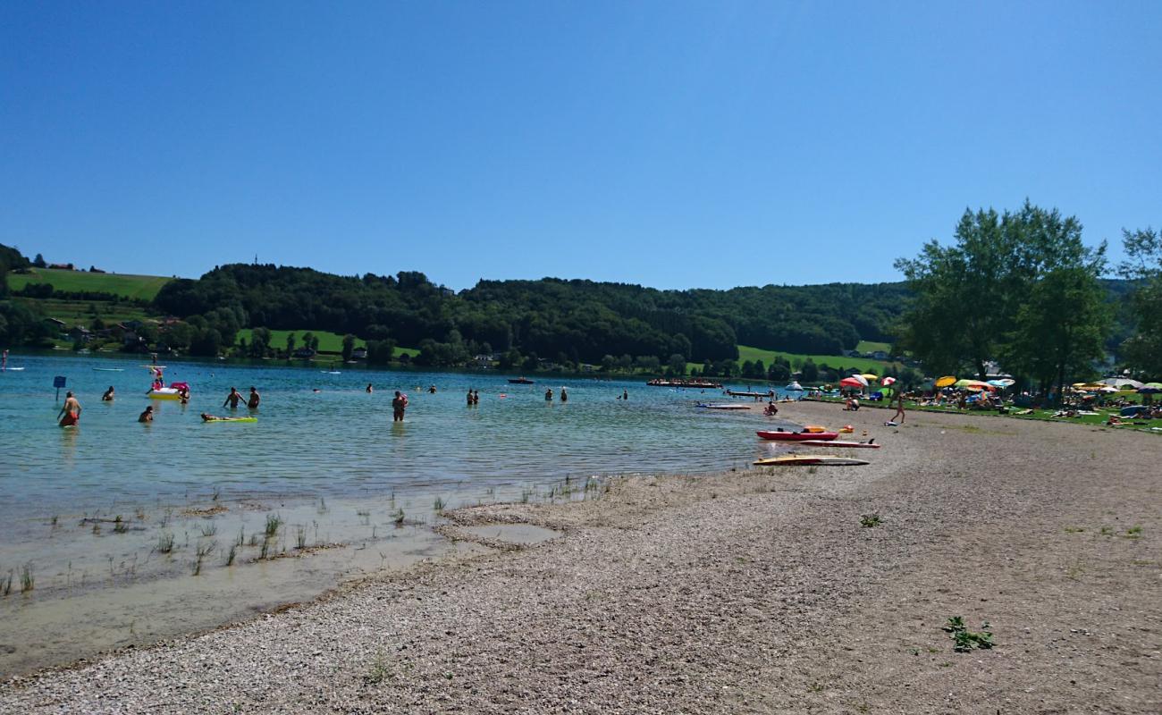 Foto de Strandbad Mattsee con hierba superficie