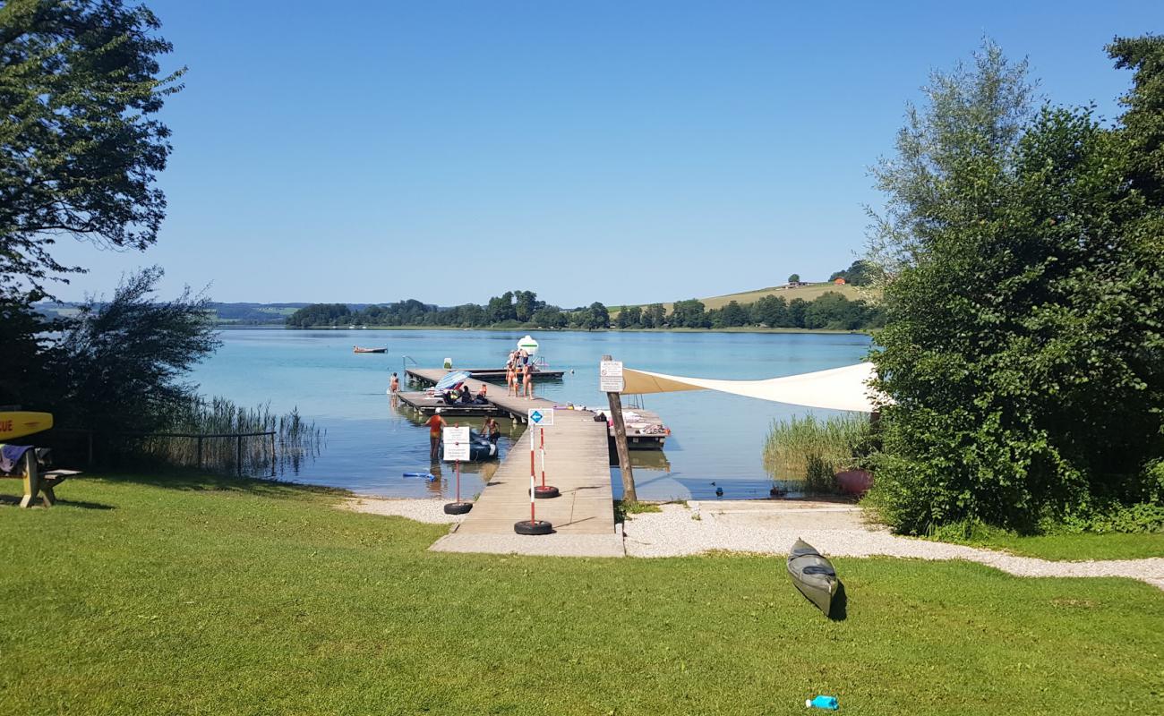 Foto de Strandbad Gebertsham con hierba superficie