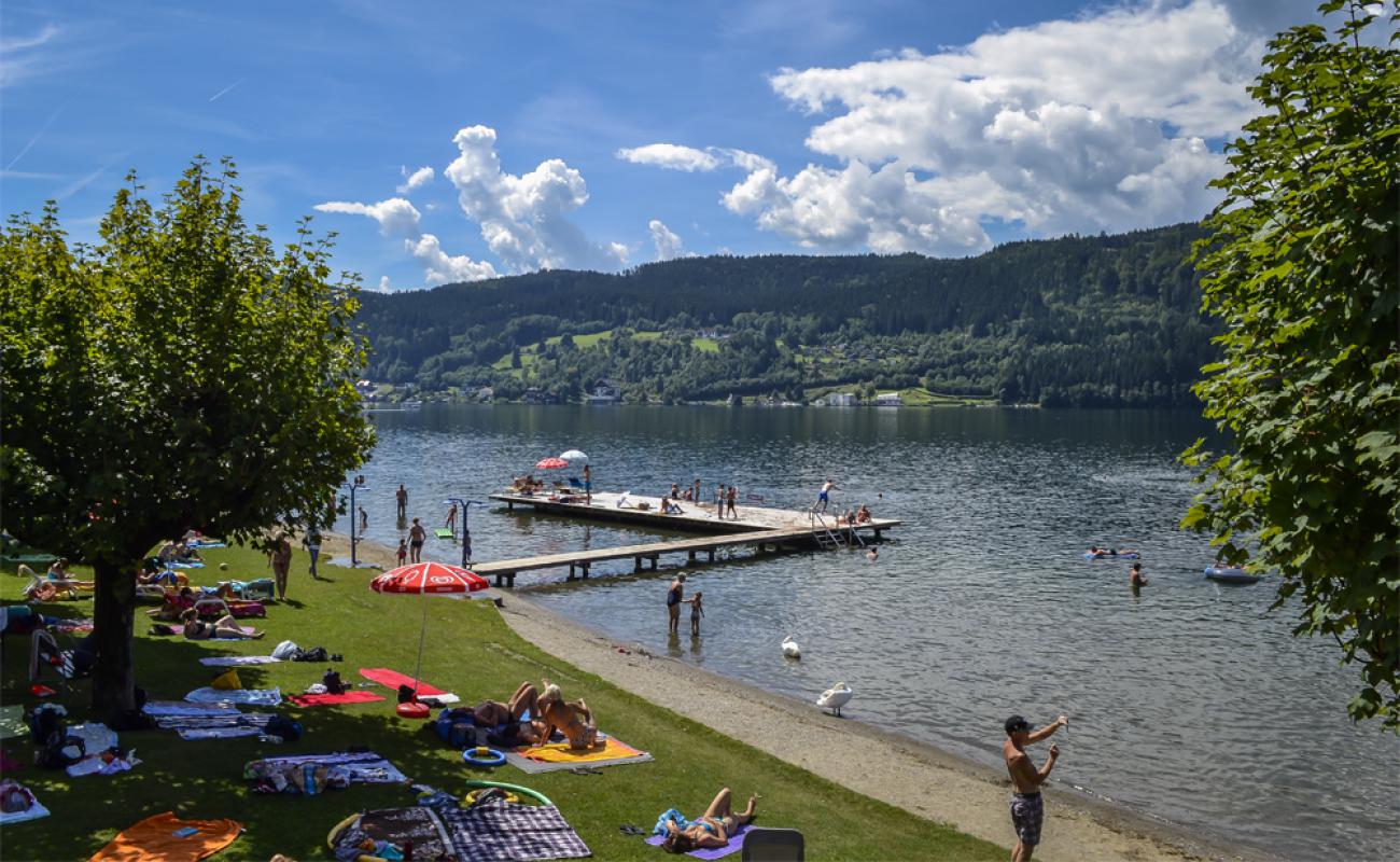 Foto de Millstatter Strandbad con hormigón superficie