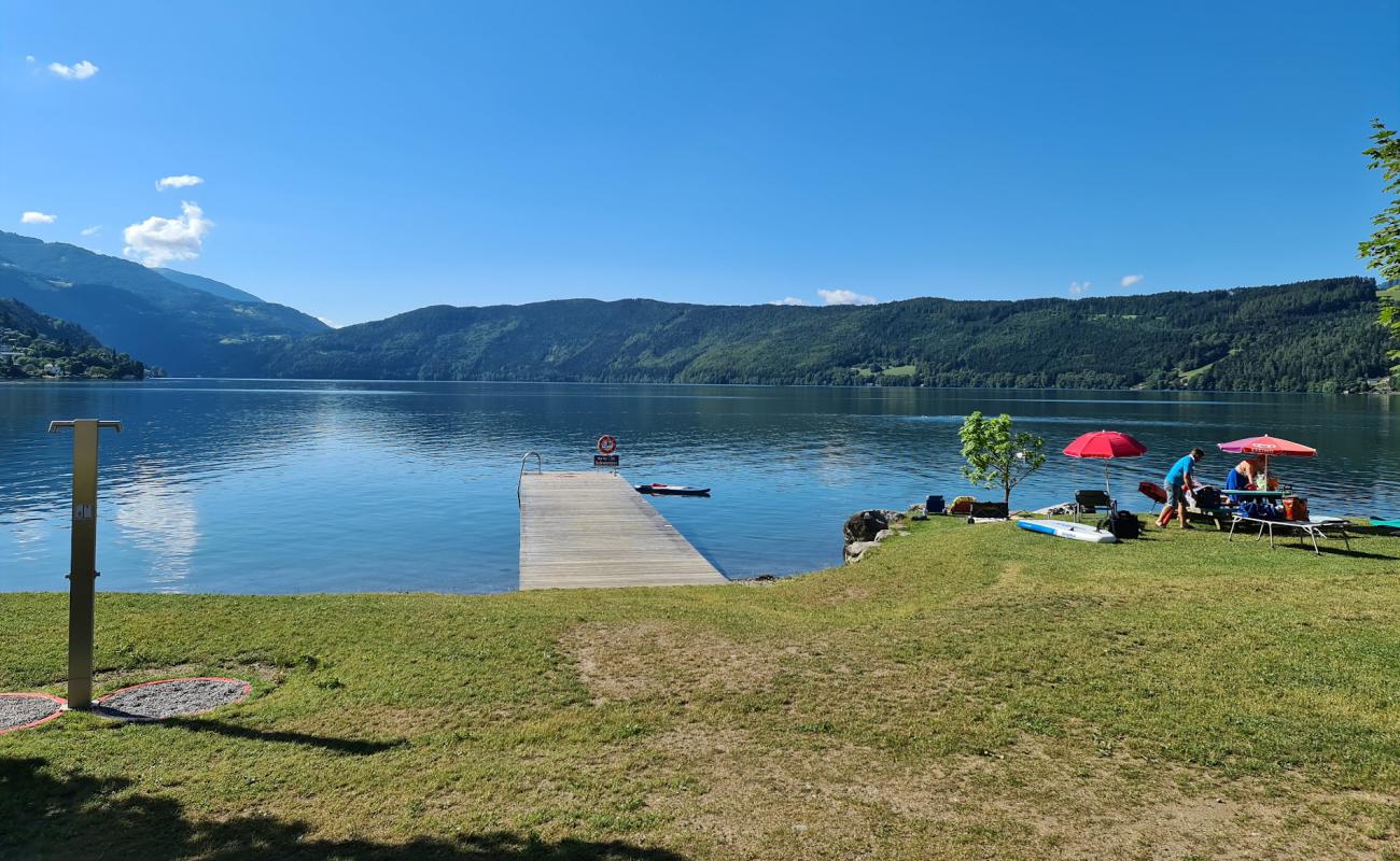 Foto de Strandbad Pesenthein con hierba superficie