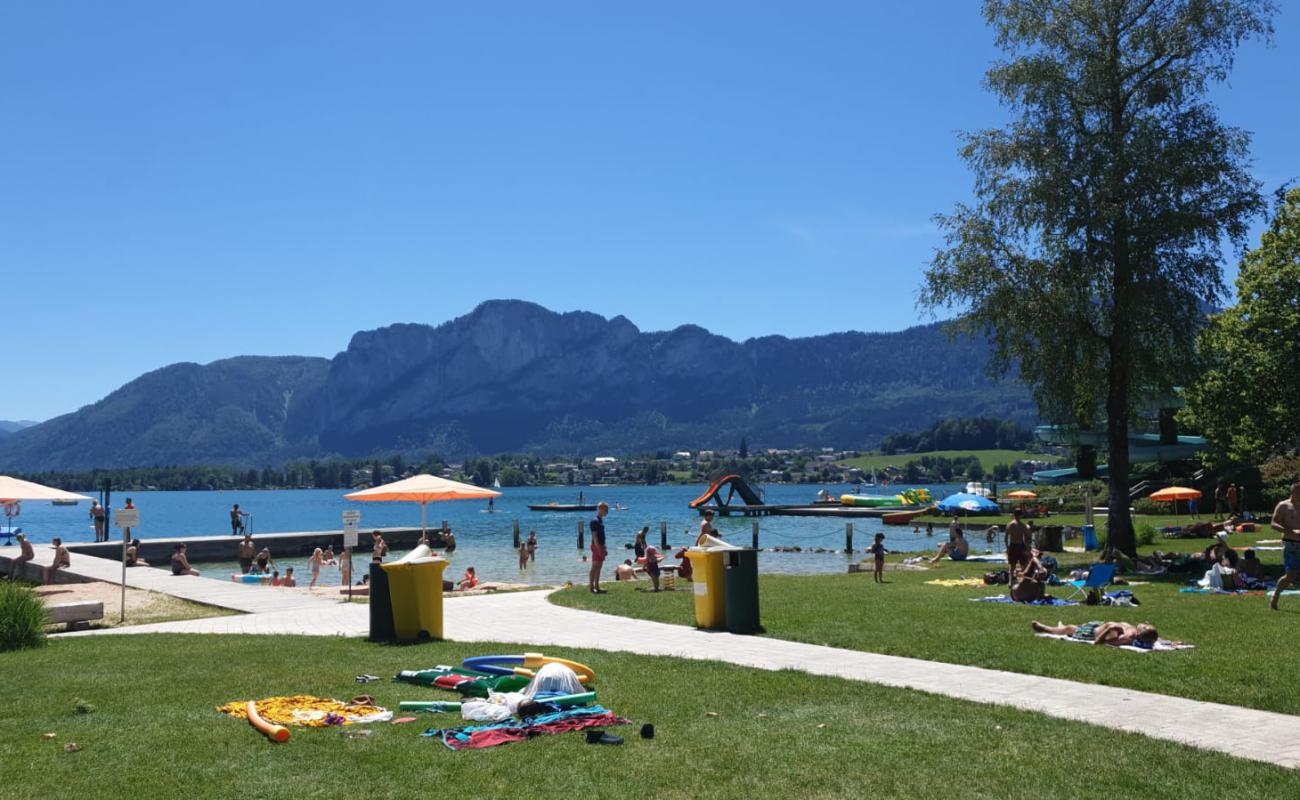 Foto de Playa de Alpenseebad Mondsee con arena brillante superficie