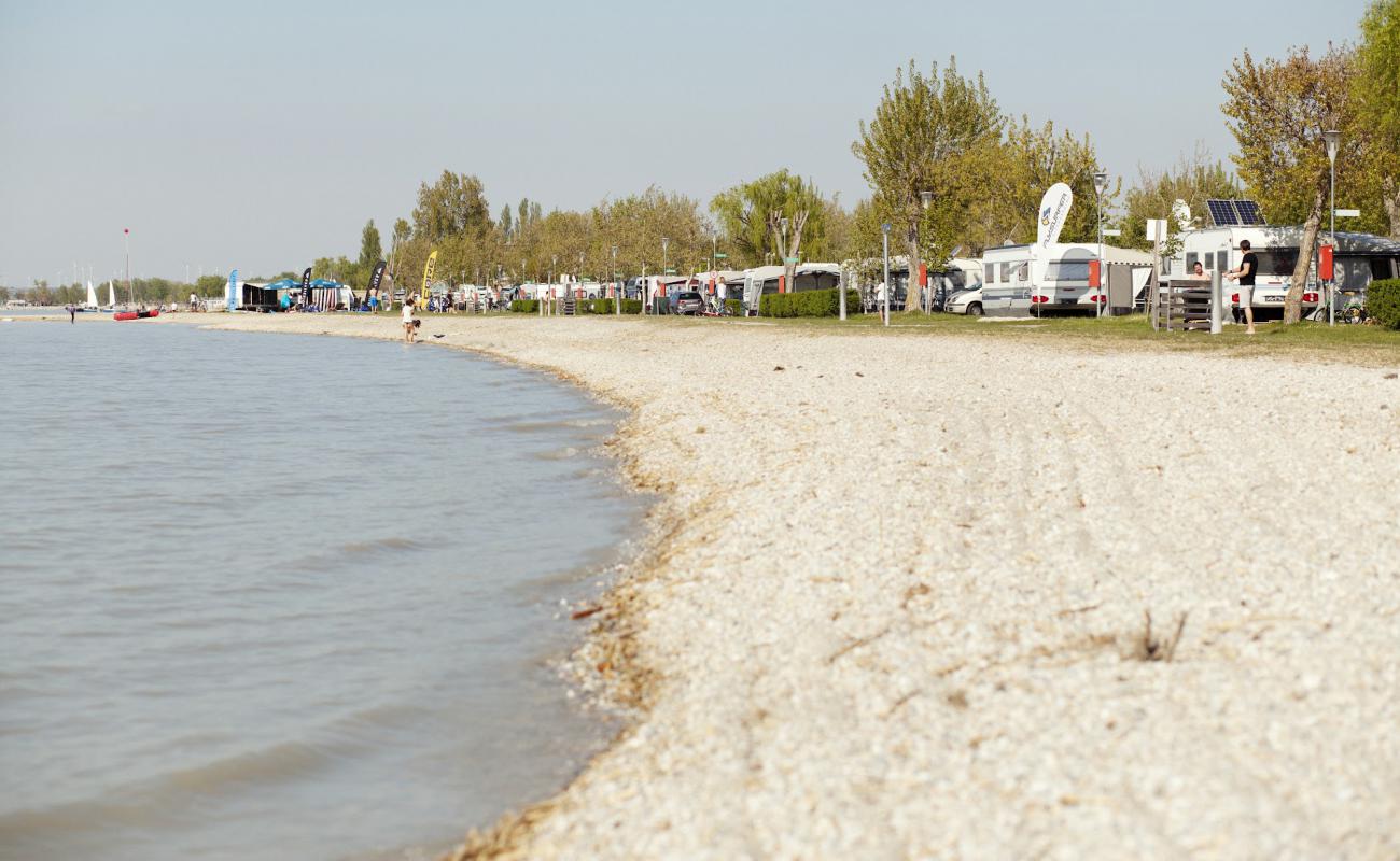 Foto de Podersdorf am See con guijarro fino claro superficie