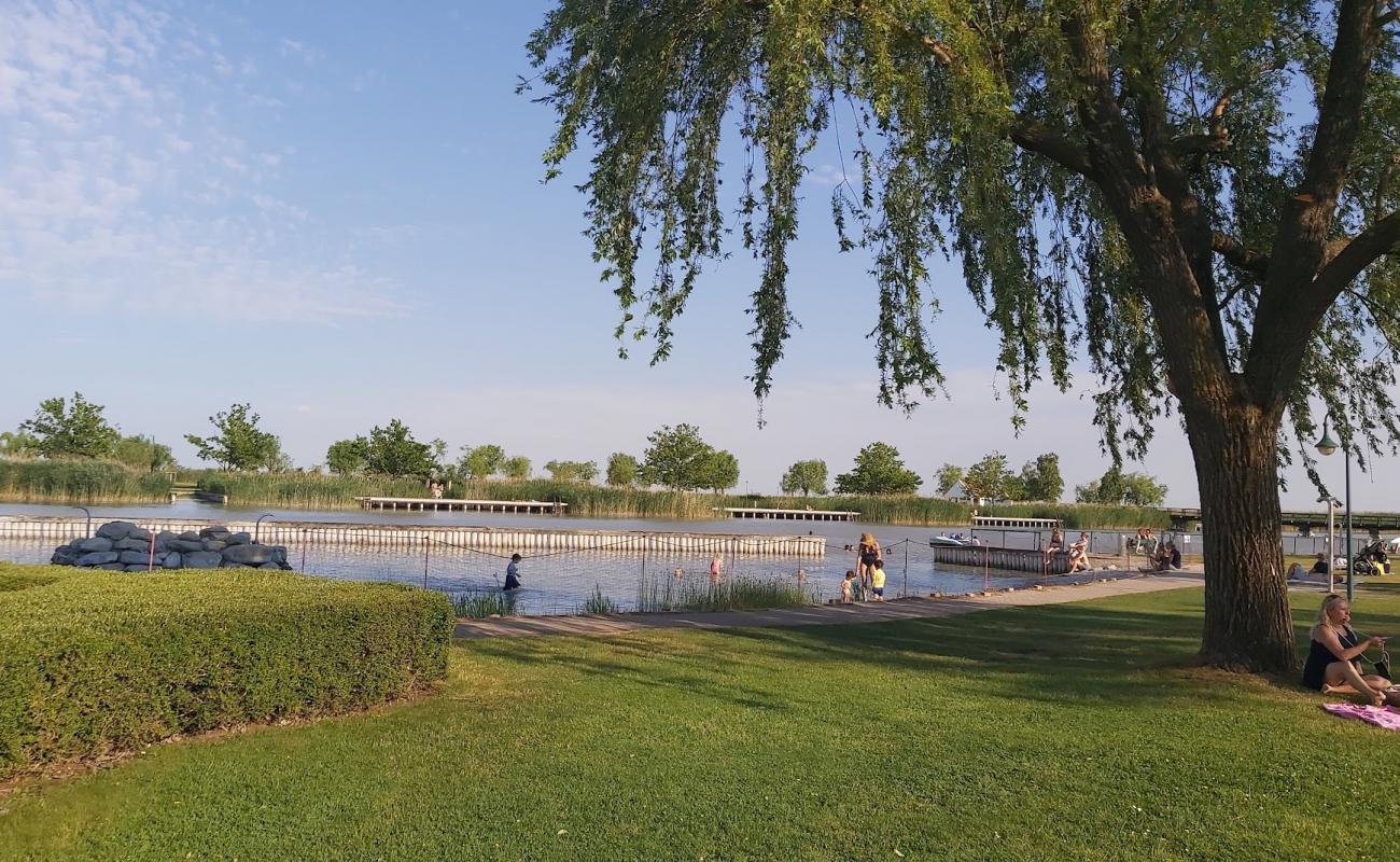 Foto de Naturbad Morbisch con hormigón superficie