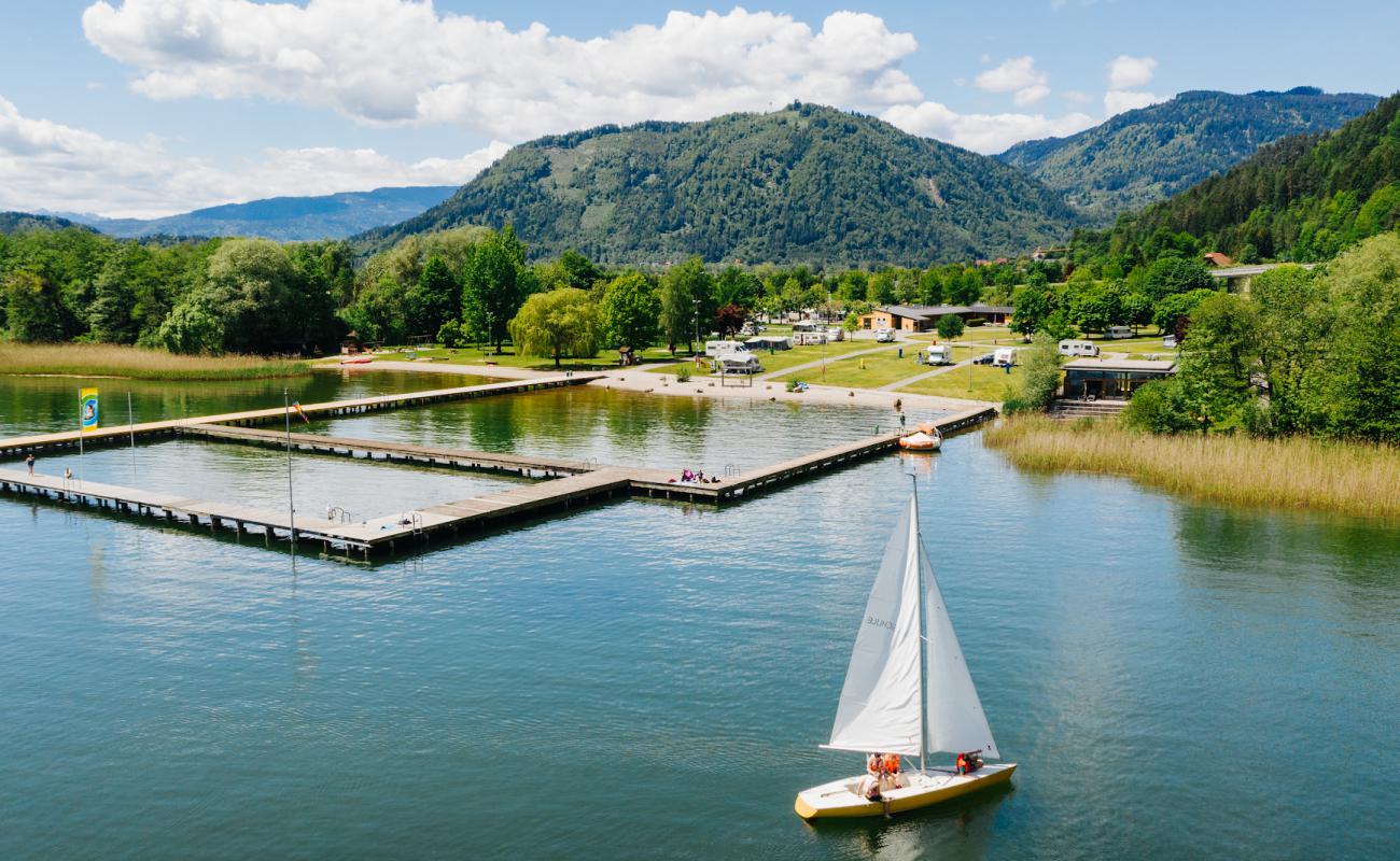 Foto de Seebad Ossiacher See con guijarro fino claro superficie