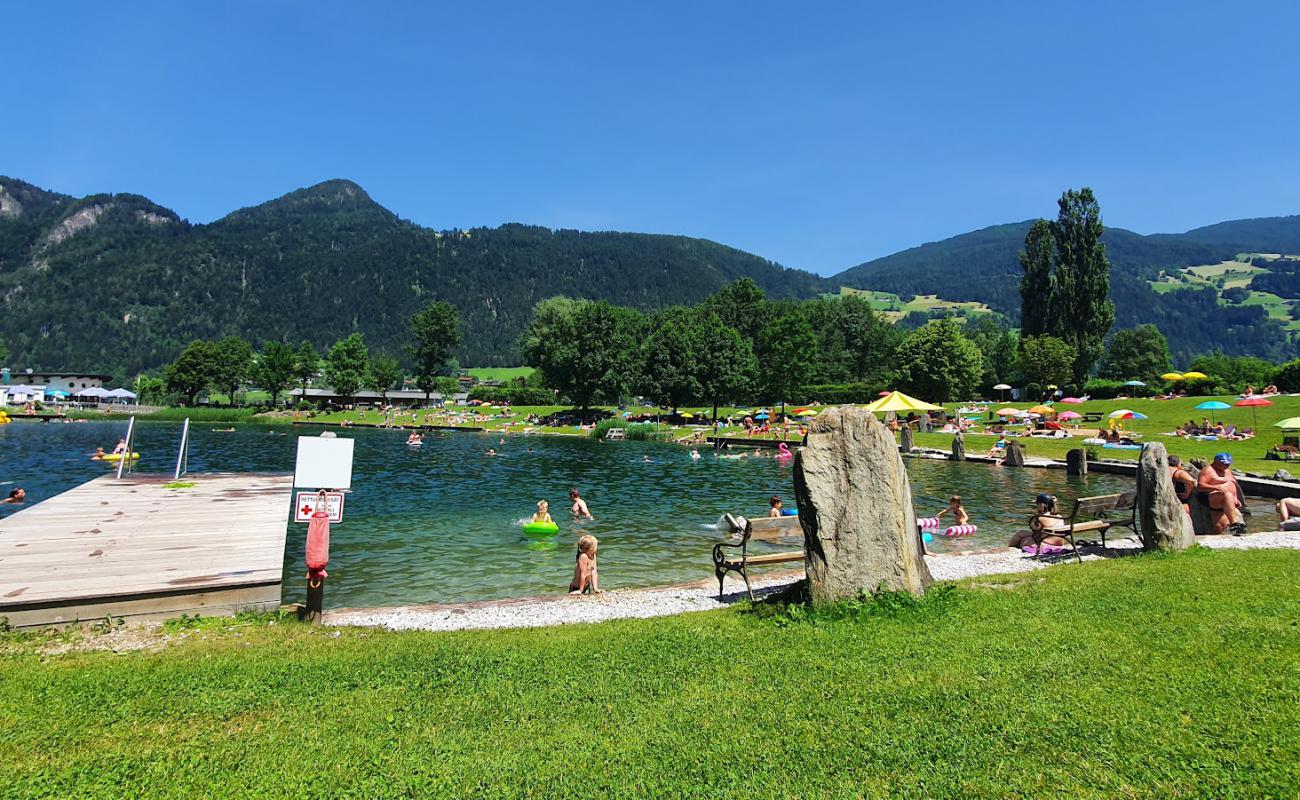 Foto de Naturbadesee con hierba superficie