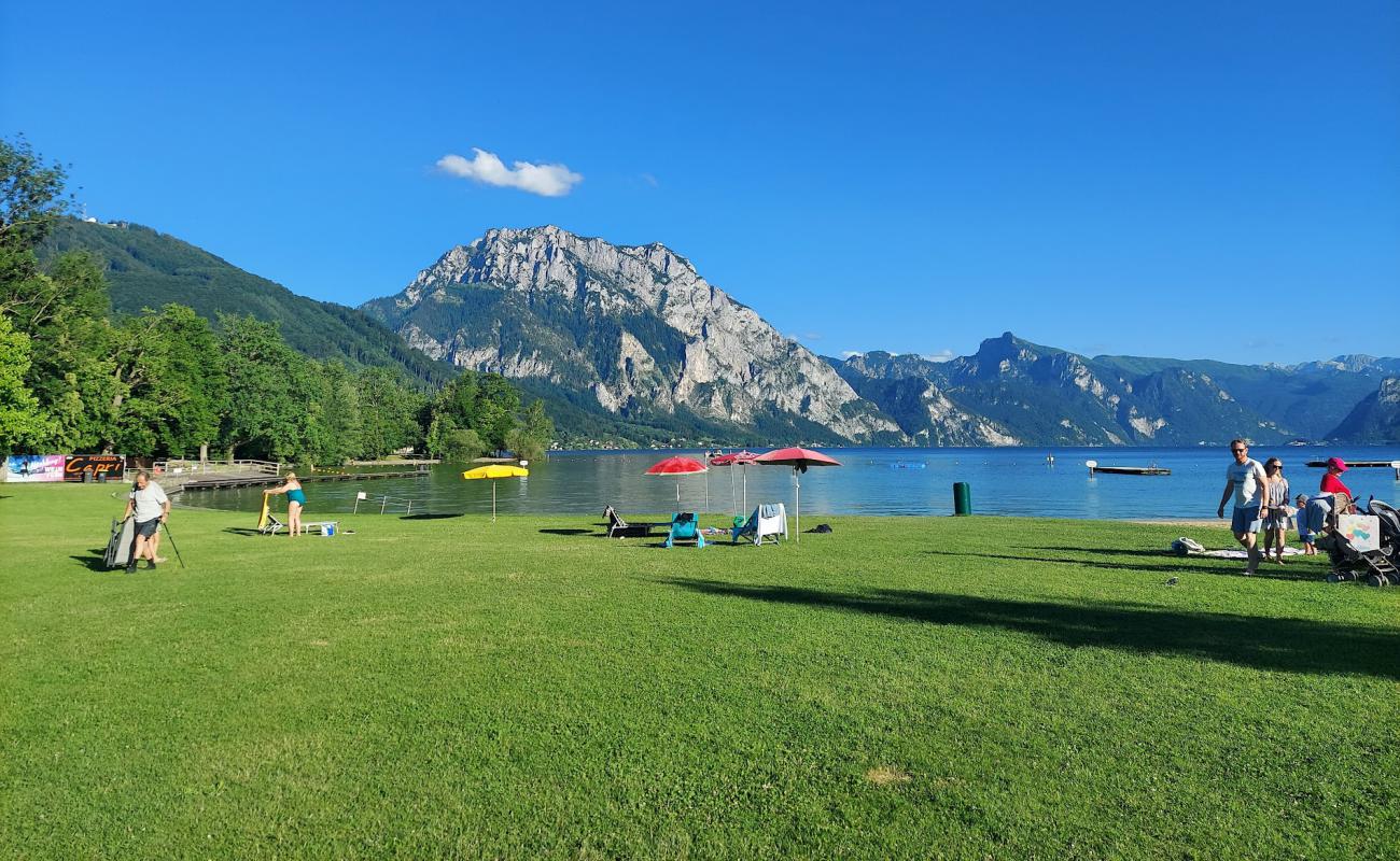 Foto de Gmundner Strandbad con hierba superficie