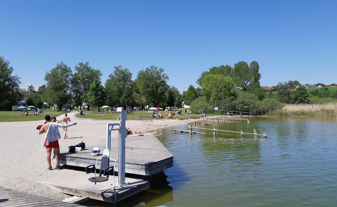 Foto de Strandbad Seekirchen con hierba superficie