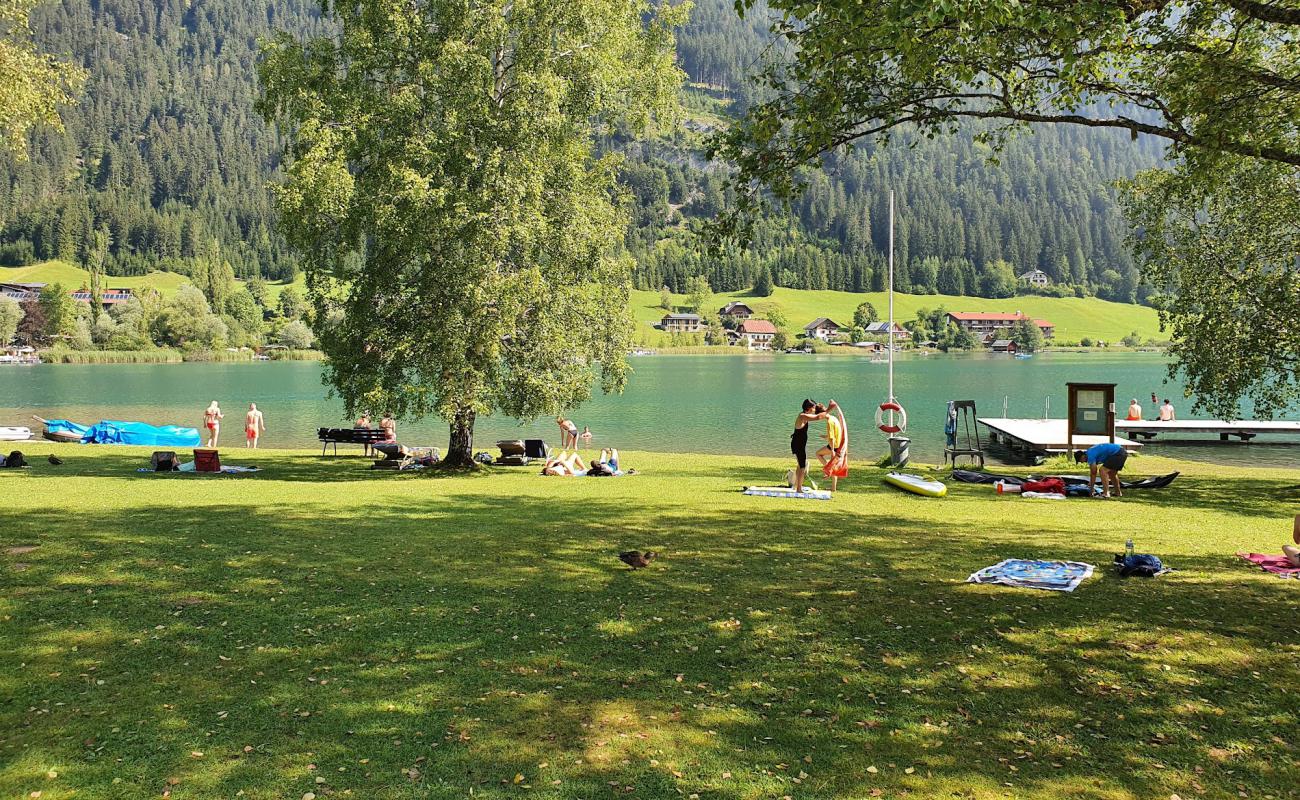 Foto de Strandbad Weissensee con hierba superficie