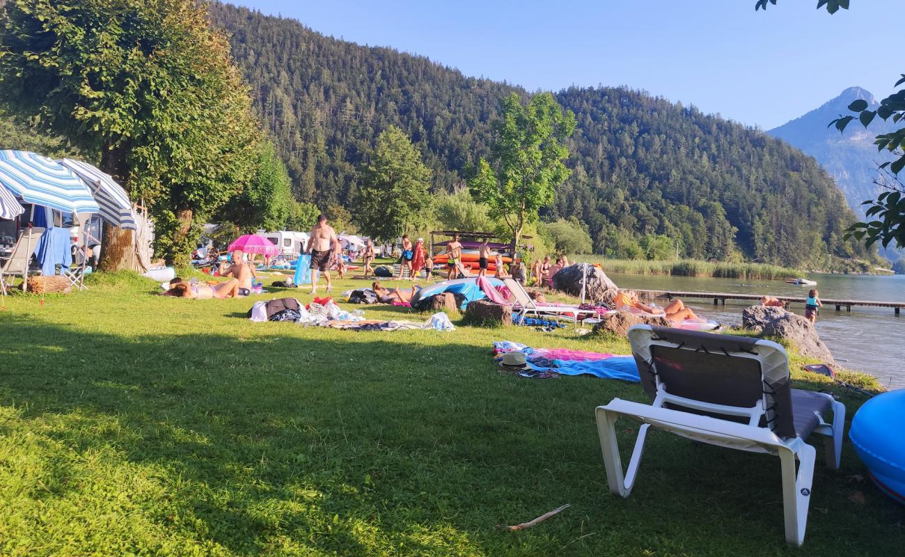 Foto de Strand am Wolfgangsee con hierba superficie