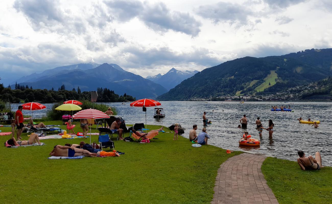 Foto de Strandbad Maishofen con hierba superficie