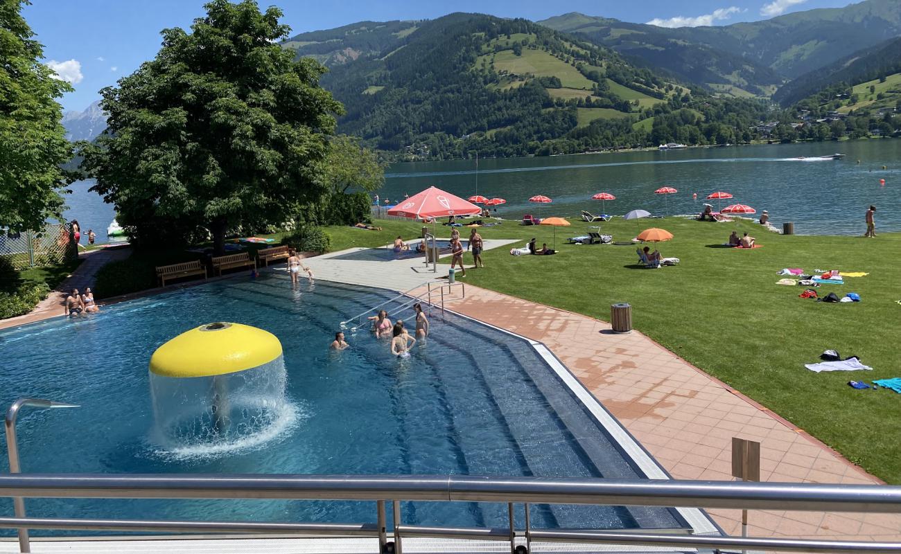 Foto de Strandbad Zell am See con hierba superficie