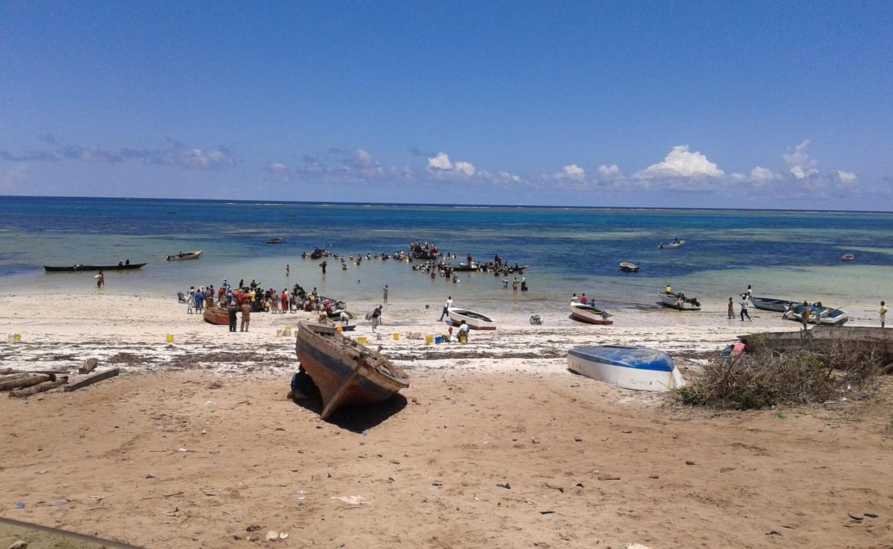 Foto de Mayungu Beach con arena blanca superficie