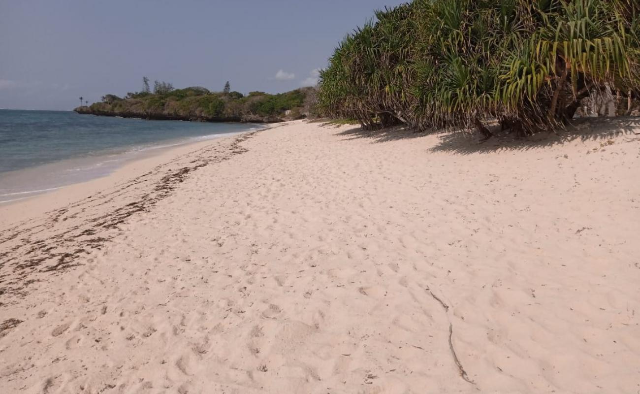 Foto de Kuruwitu Beach con brillante arena fina superficie