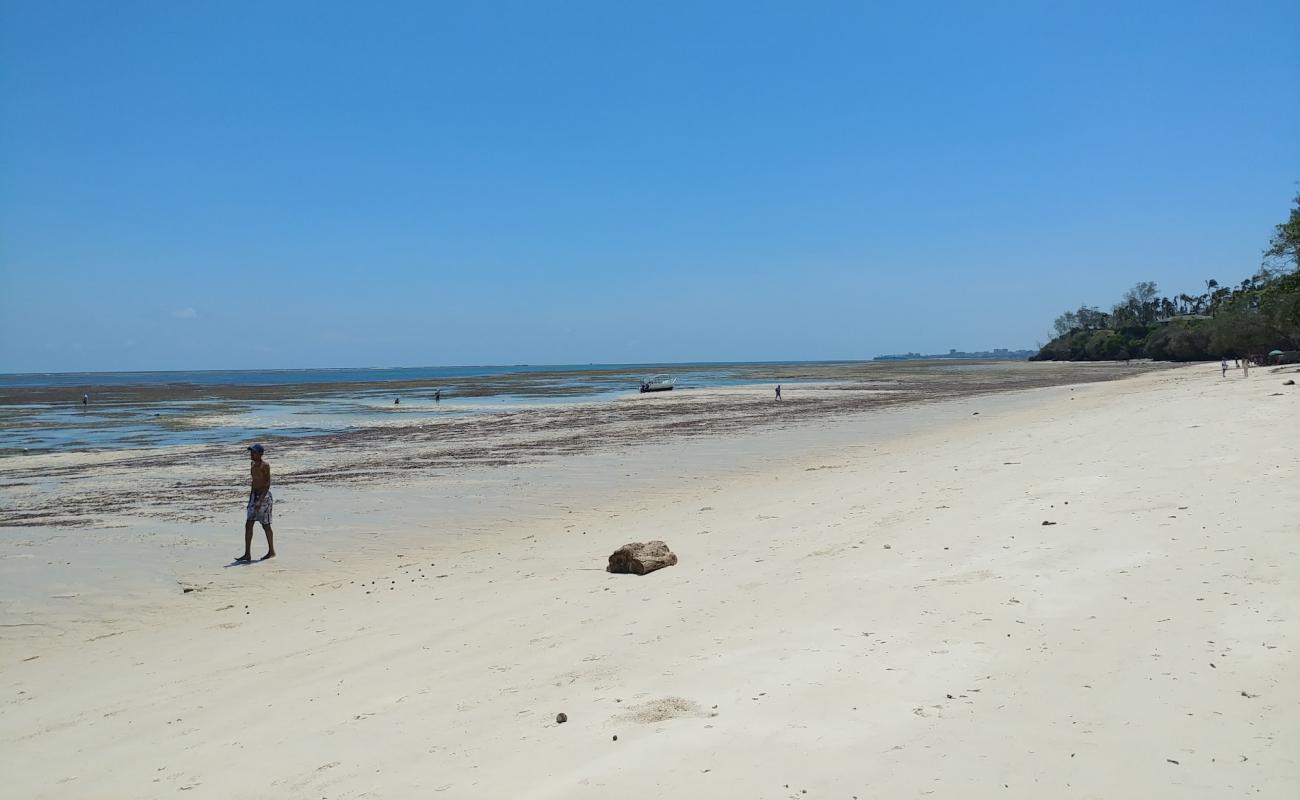 Foto de Jomo Kenyatta Beach con arena fina blanca superficie