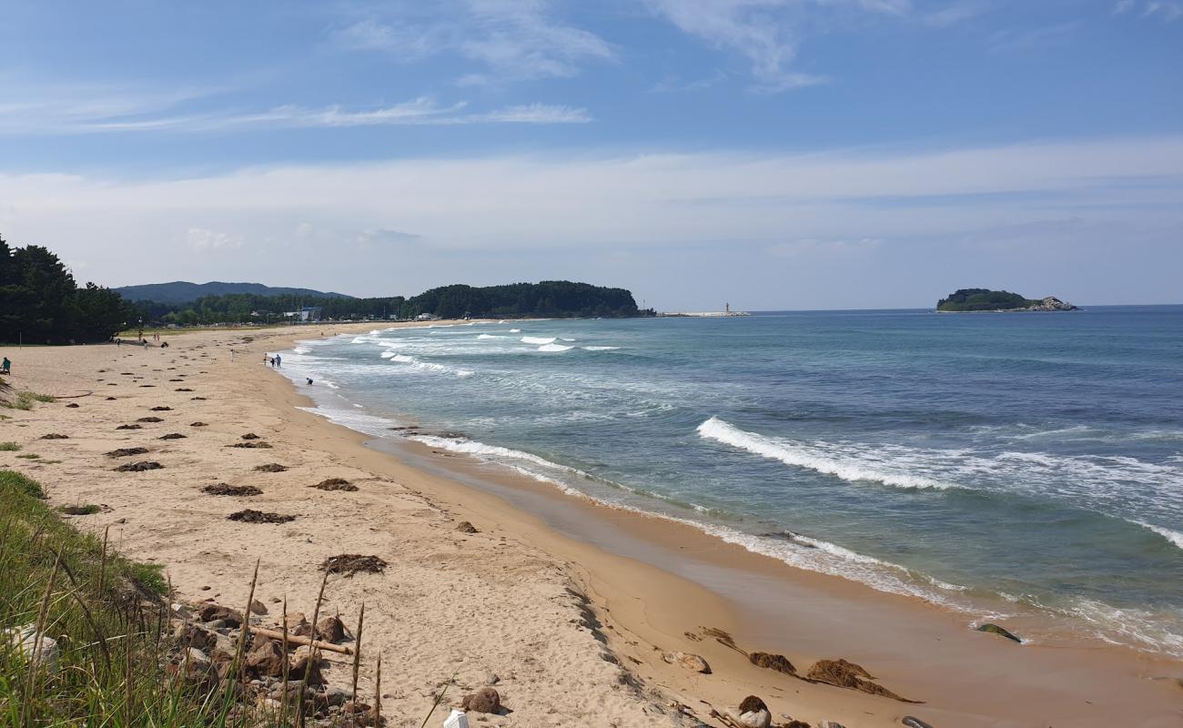 Foto de Hwajinpo Beach con arena brillante superficie