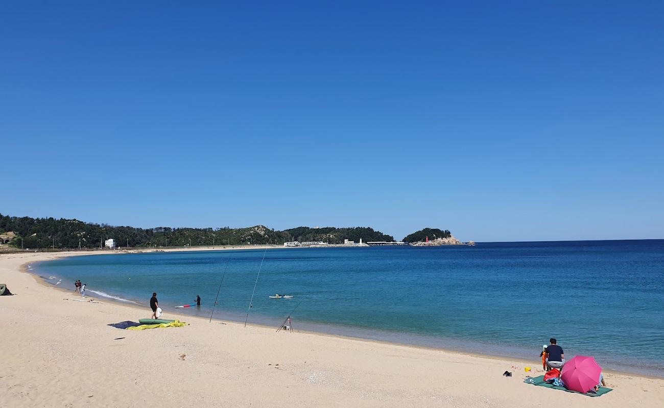 Foto de Gonghyeonjin Beach con arena brillante superficie