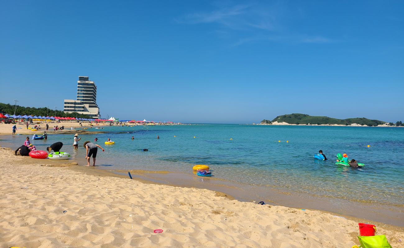 Foto de Songjiho Beach con arena brillante superficie