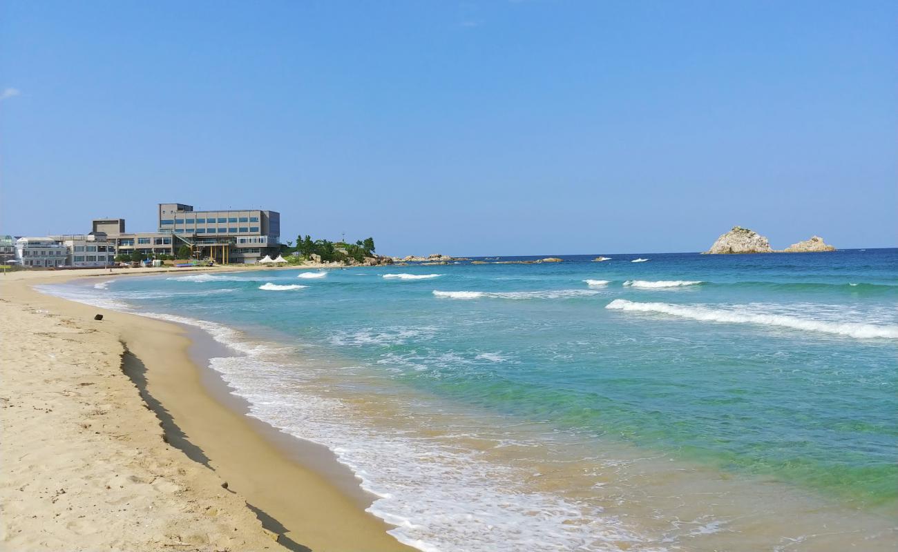 Foto de Jajakdo Beach con arena brillante superficie