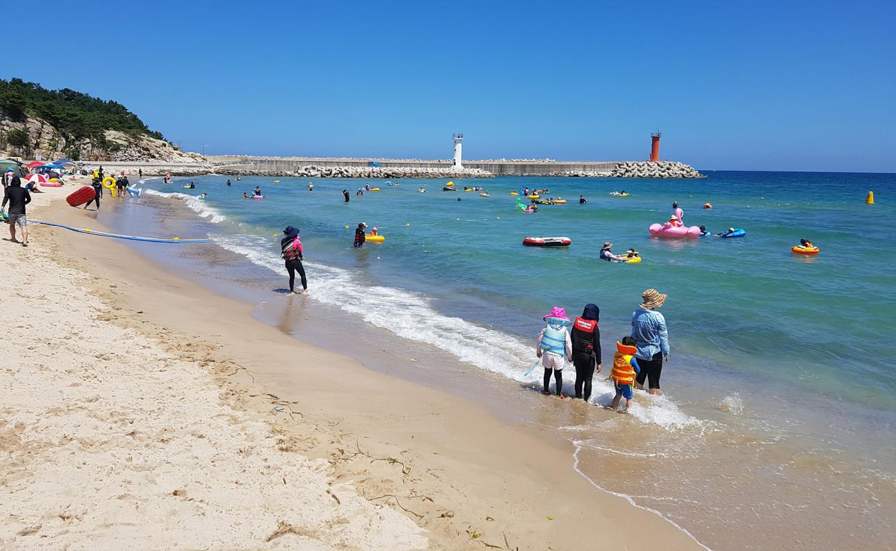 Foto de Baekdo Beach con arena brillante superficie