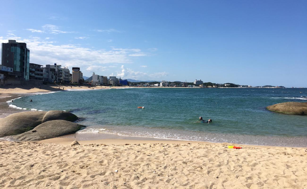 Foto de Bongpo Beach con arena brillante superficie