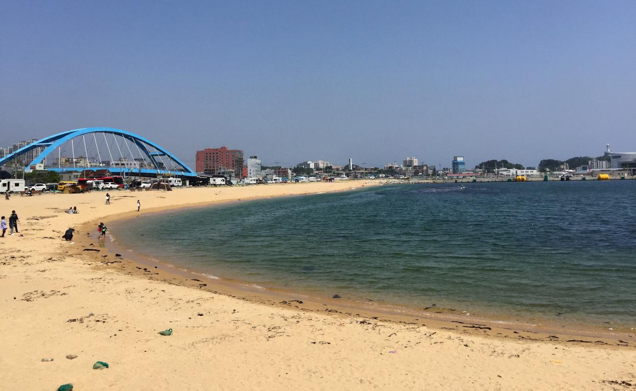 Foto de Cheongho Beach con arena brillante superficie