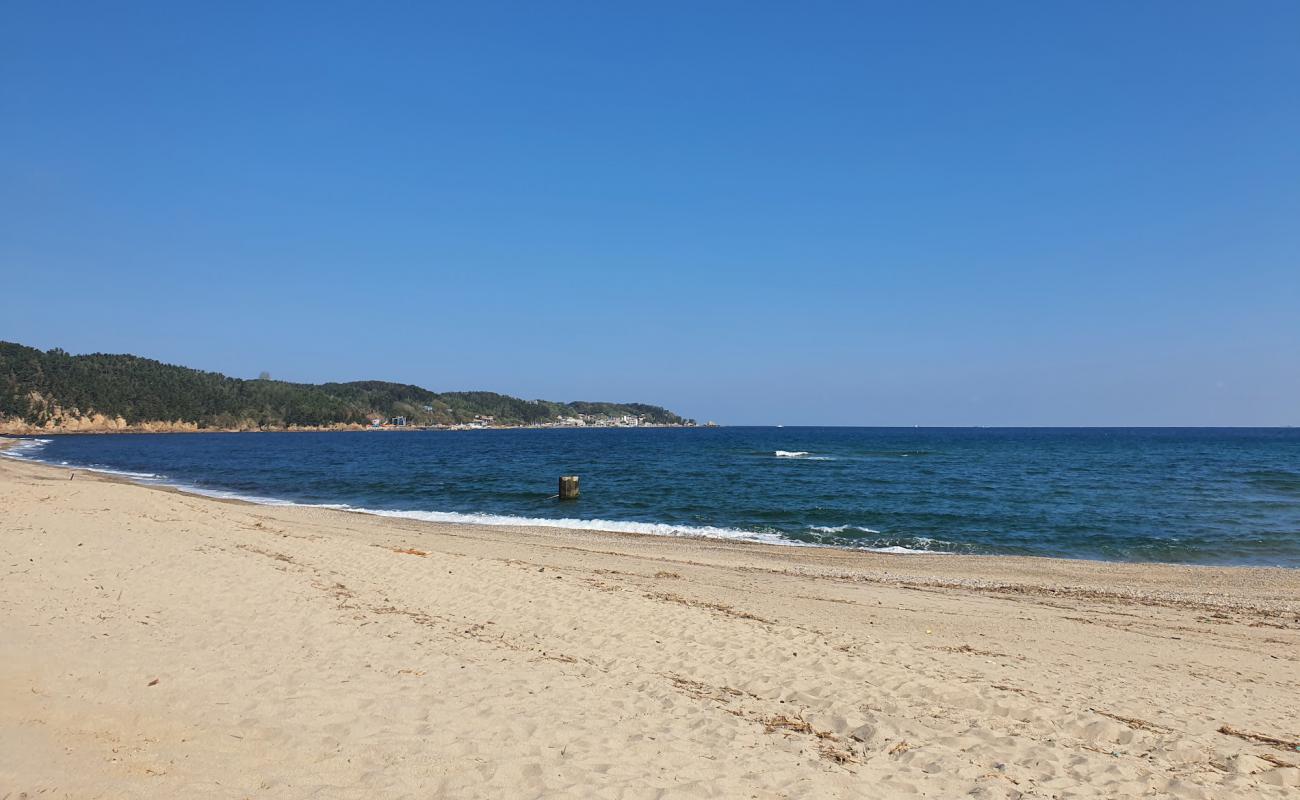 Foto de Uljinitis Jeon Beach con arena brillante superficie