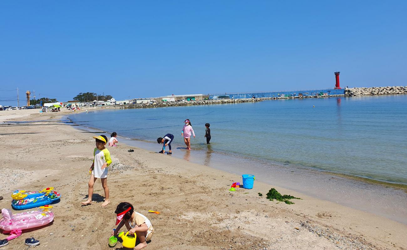 Foto de Samjeong Beach con arena brillante superficie