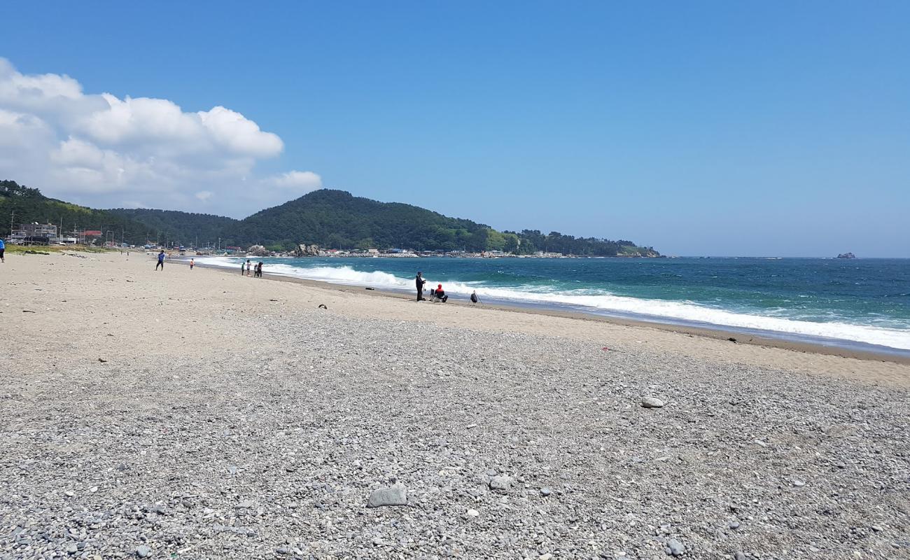 Foto de Shinchanggan Beach con arena gris y guijarros superficie