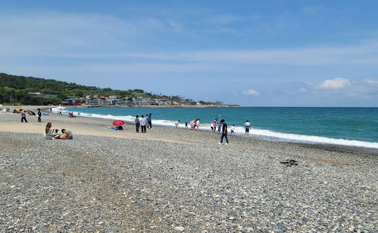 Foto de Bonggil Beach con arena gris y guijarros superficie