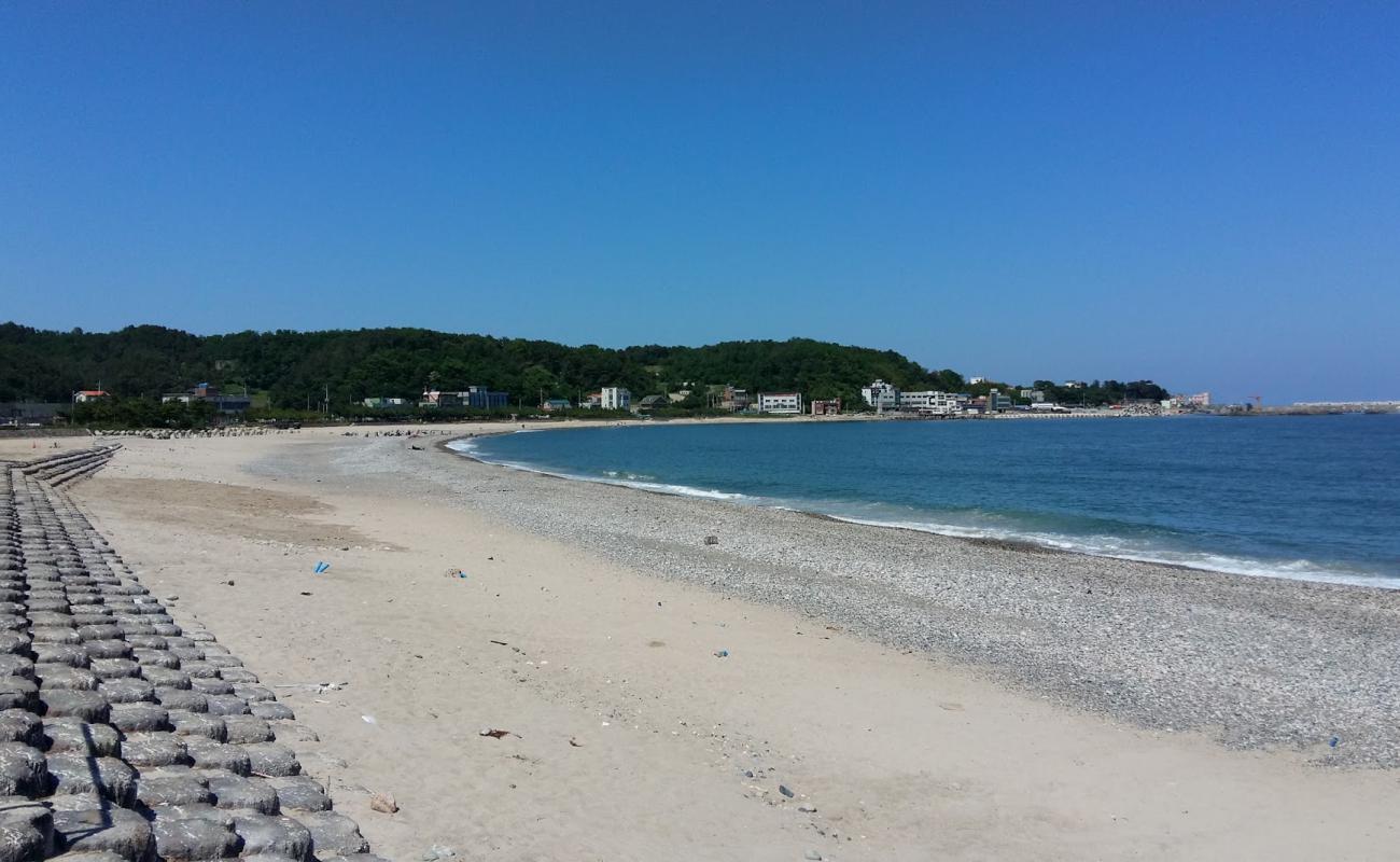 Foto de Gwanseong Beach con arena gris y guijarros superficie