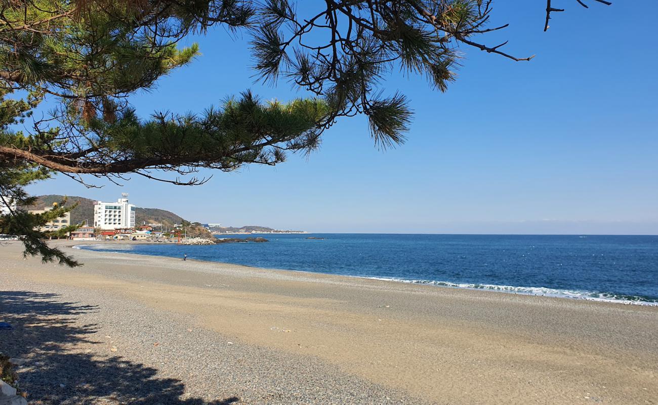 Foto de Jeongja Beach con guijarro fino gris superficie