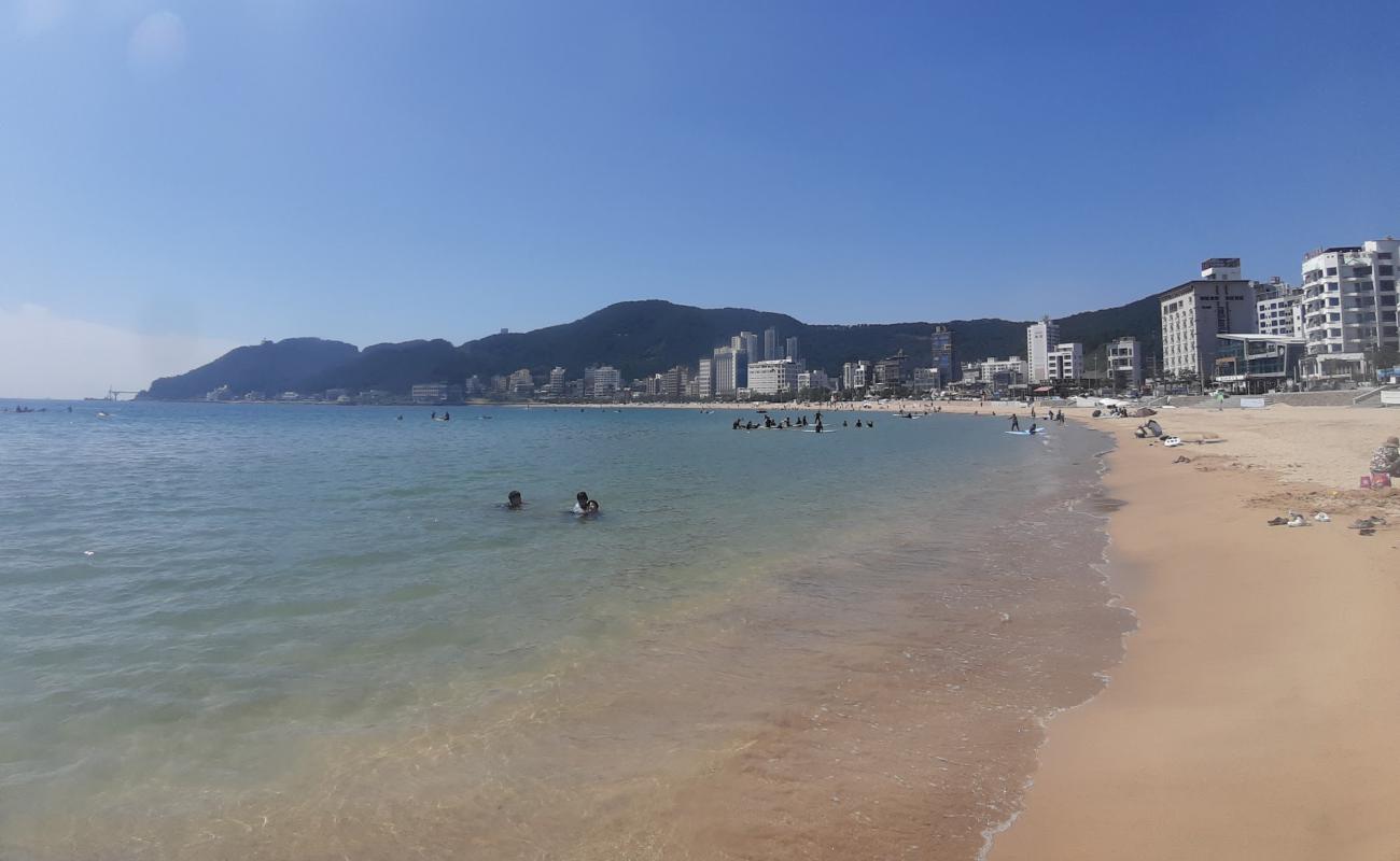 Foto de Songjeong Beach con arena brillante superficie