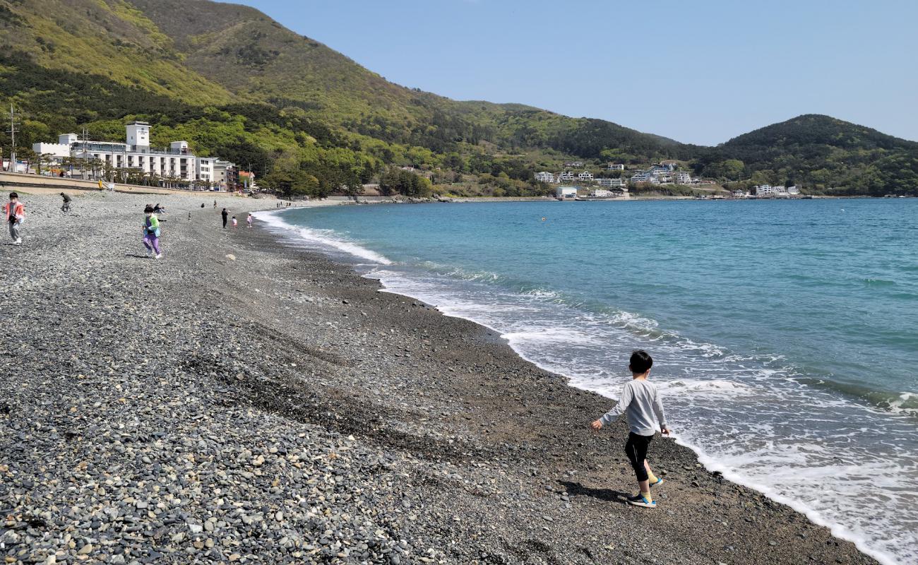 Foto de Hakdong Black Pearl Beach con guijarro gris superficie