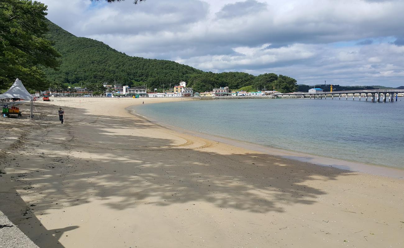 Foto de Myeongsa Beach con arena brillante superficie