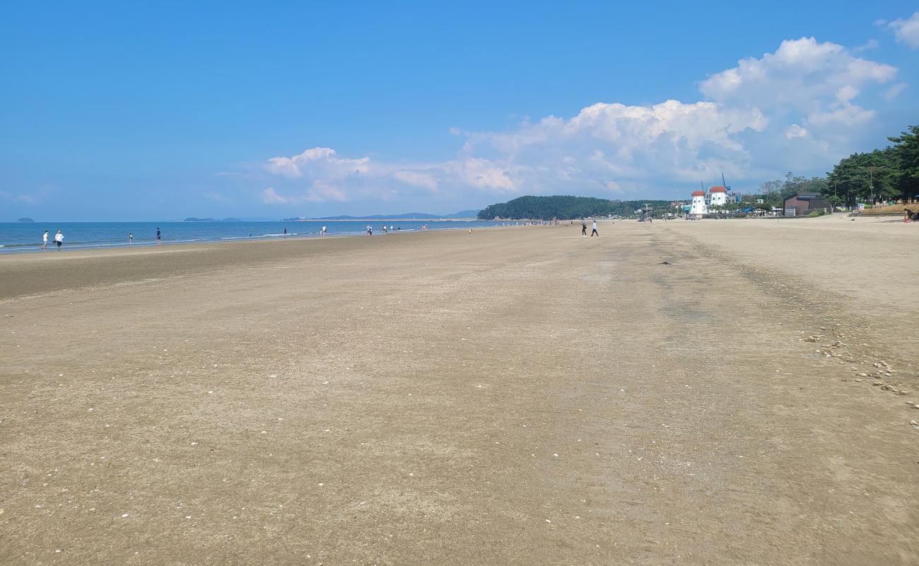 Foto de Chunjangdae Beach con arena brillante superficie